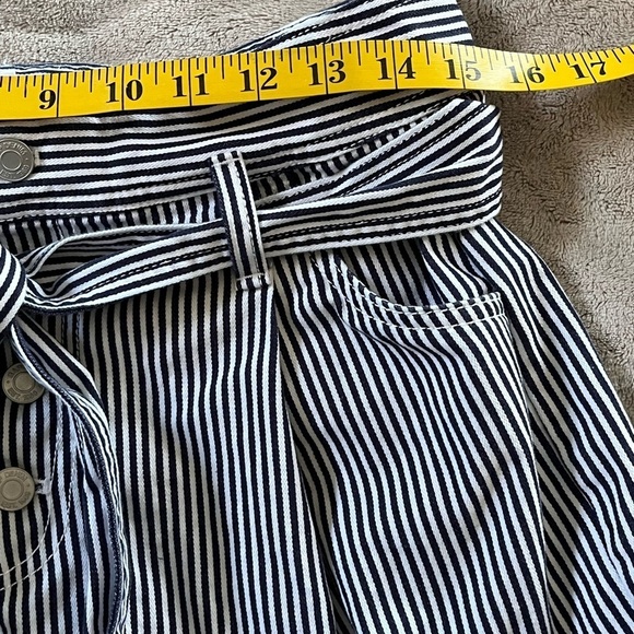 Gap High Rise Pleat Front PinStriped Cuffed Paperbag Shorts Button Fly Size 10 - Picture 12 of 13